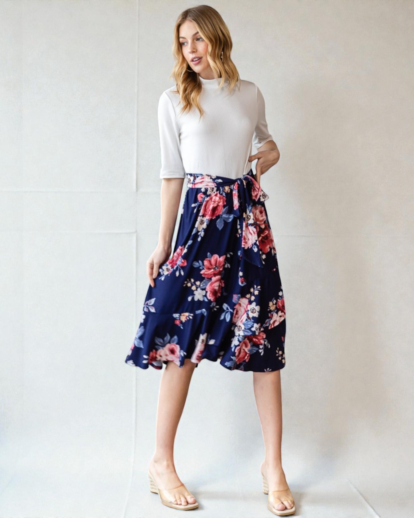 Jupe mi-longue portefeuille fleurie à ourlet volanté en bleu marine