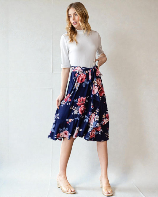 Jupe mi-longue portefeuille fleurie à ourlet volanté en bleu marine