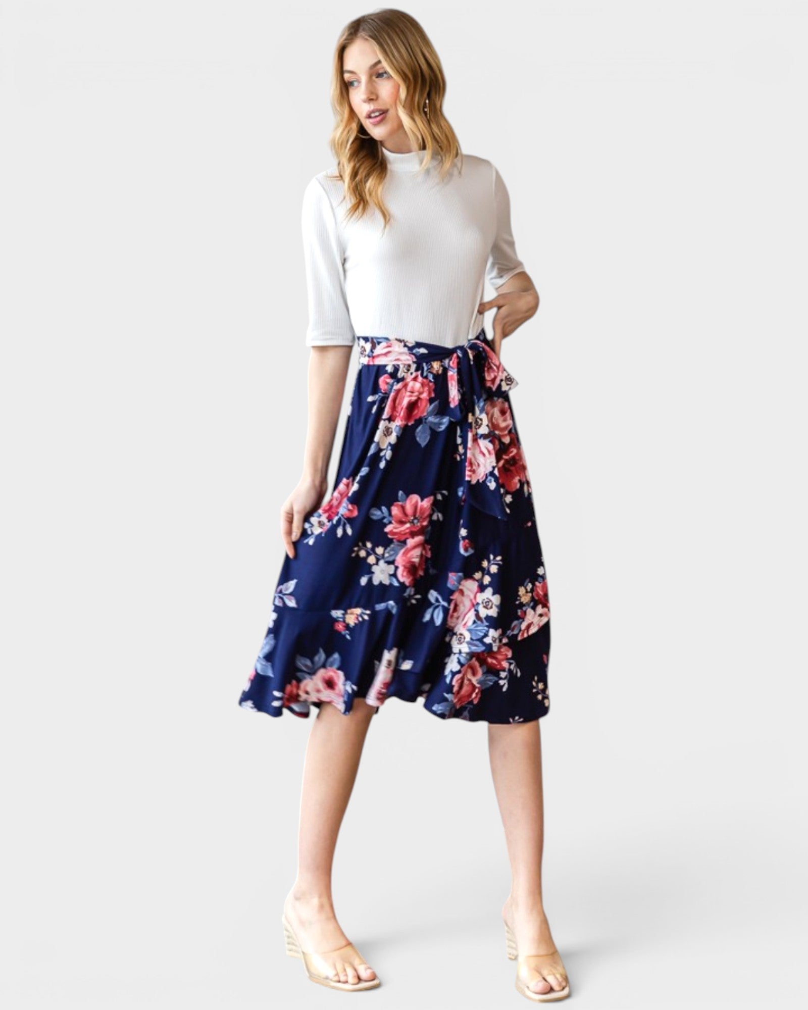 Falda midi con dobladillo con volantes y estampado floral en azul marino