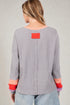 T-shirt à manches longues en tricot gaufré à blocs de couleurs en gris