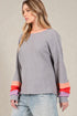 T-shirt à manches longues en tricot gaufré à blocs de couleurs en gris
