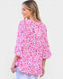 Blusa con escote en V y mangas con volantes y estampado floral en coral rosa