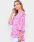 Blusa con escote en V y mangas con volantes y estampado floral en coral rosa