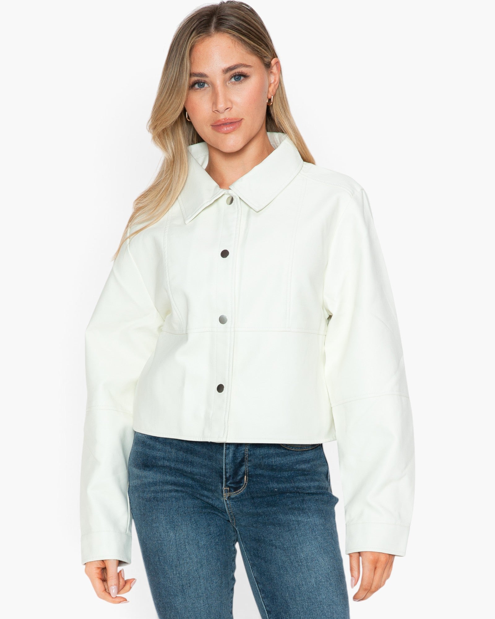 Chaqueta de cuero vegano con cierre a presión en color blanco