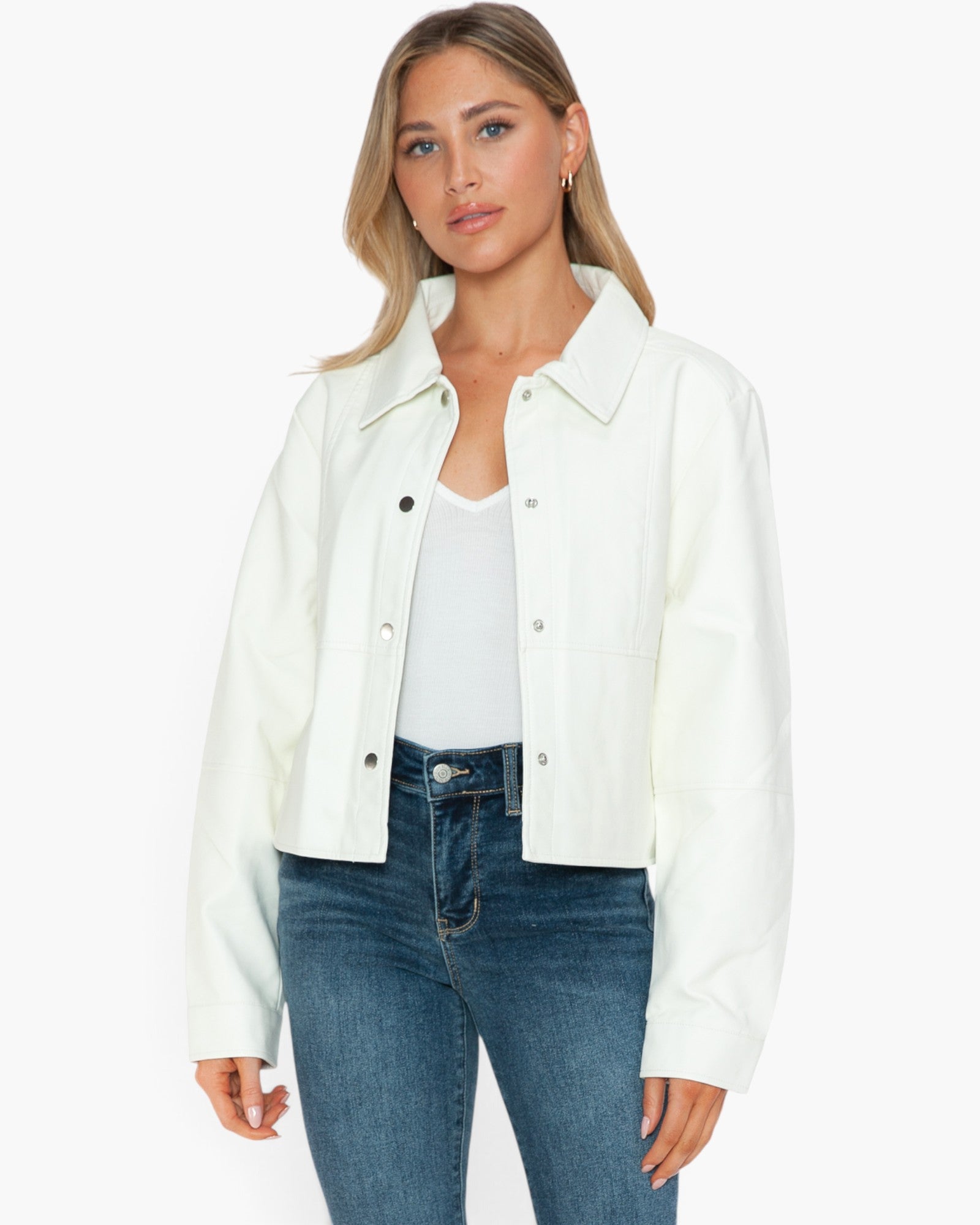 Chaqueta de cuero vegano con cierre a presión en color blanco