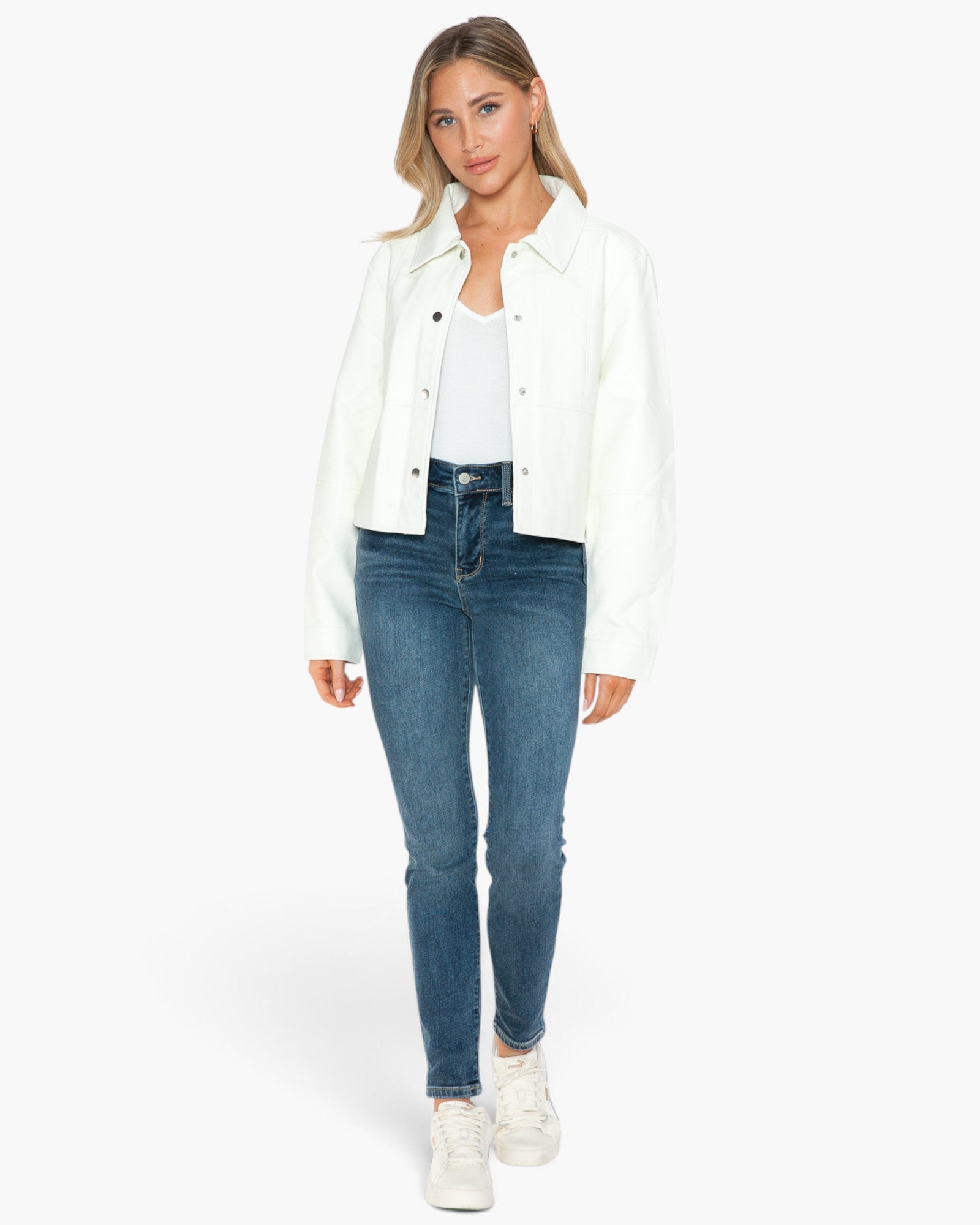 Chaqueta de cuero vegano con cierre a presión en color blanco