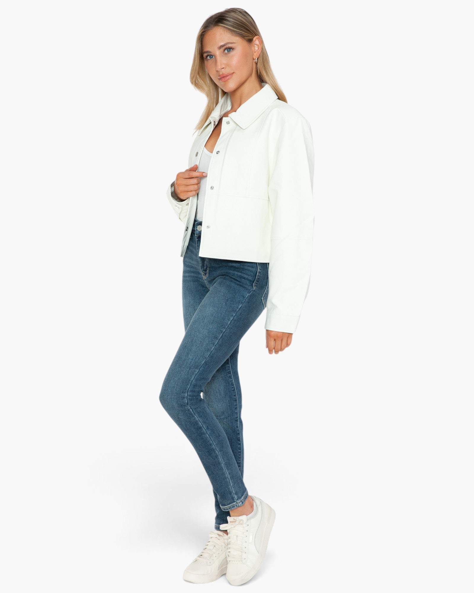 Chaqueta de cuero vegano con cierre a presión en color blanco