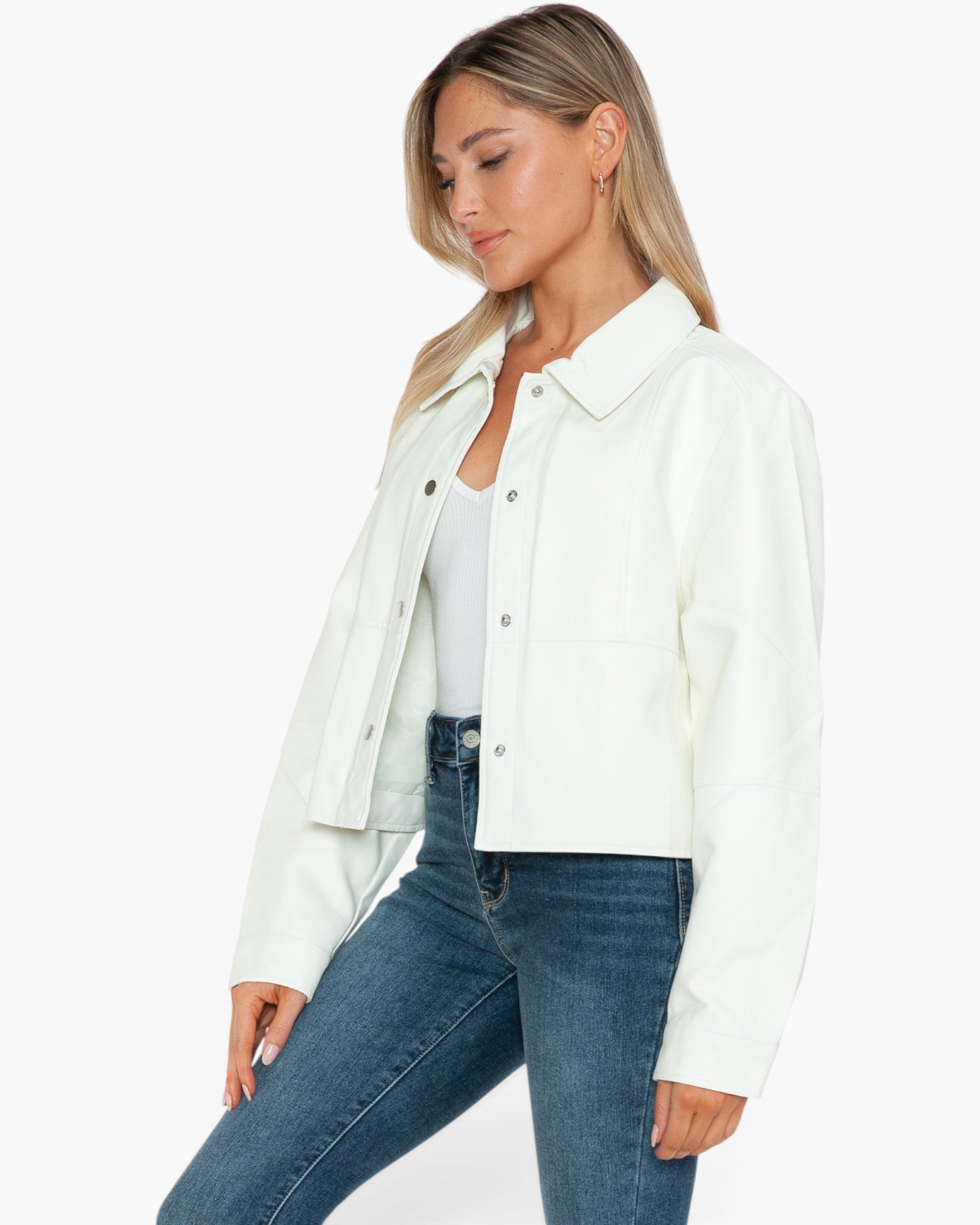 Chaqueta de cuero vegano con cierre a presión en color blanco