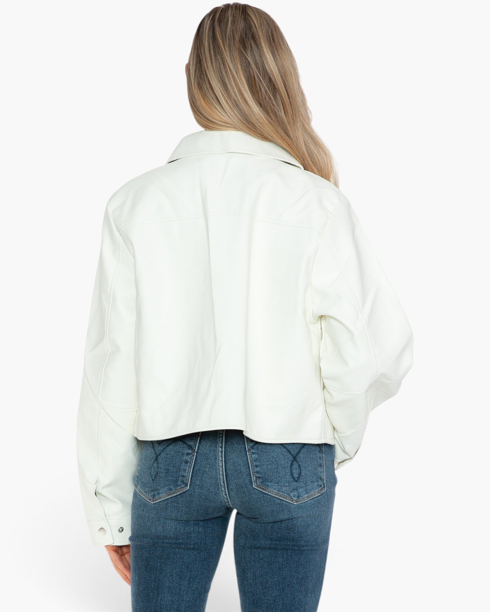 Chaqueta de cuero vegano con cierre a presión en color blanco