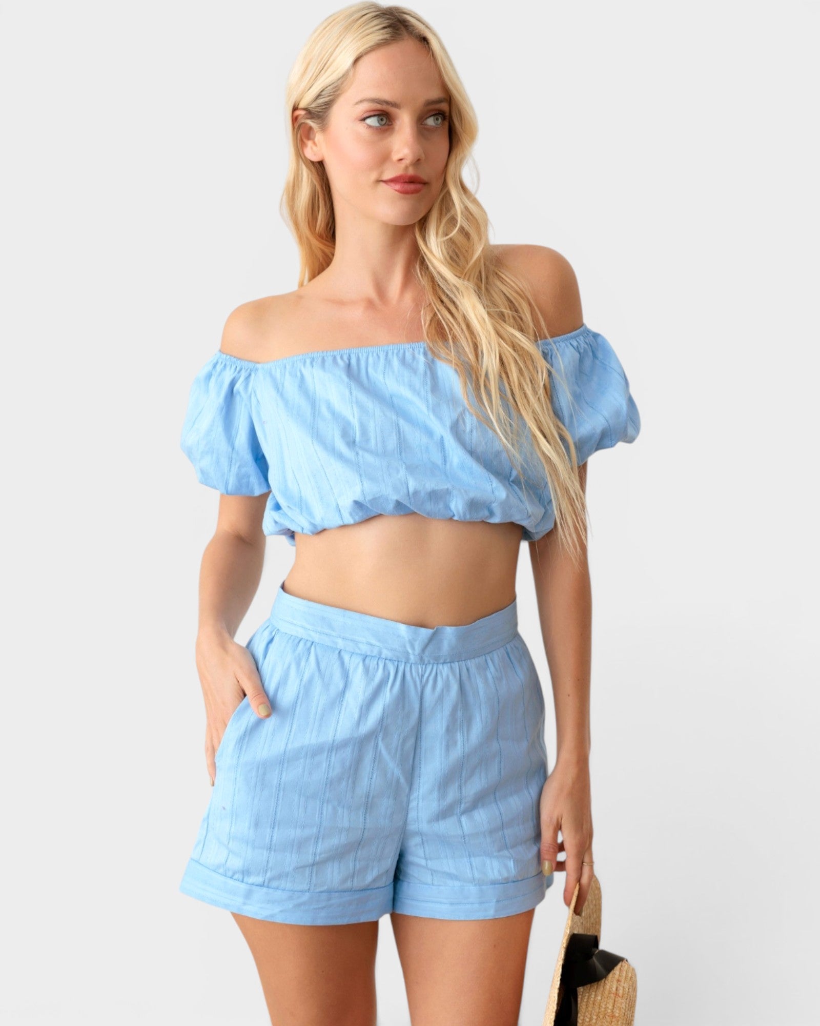 Conjunto de top corto con hombros descubiertos y pantalones cortos de cintura alta en azul claro
