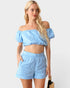 Conjunto de top corto con hombros descubiertos y pantalones cortos de cintura alta en azul claro