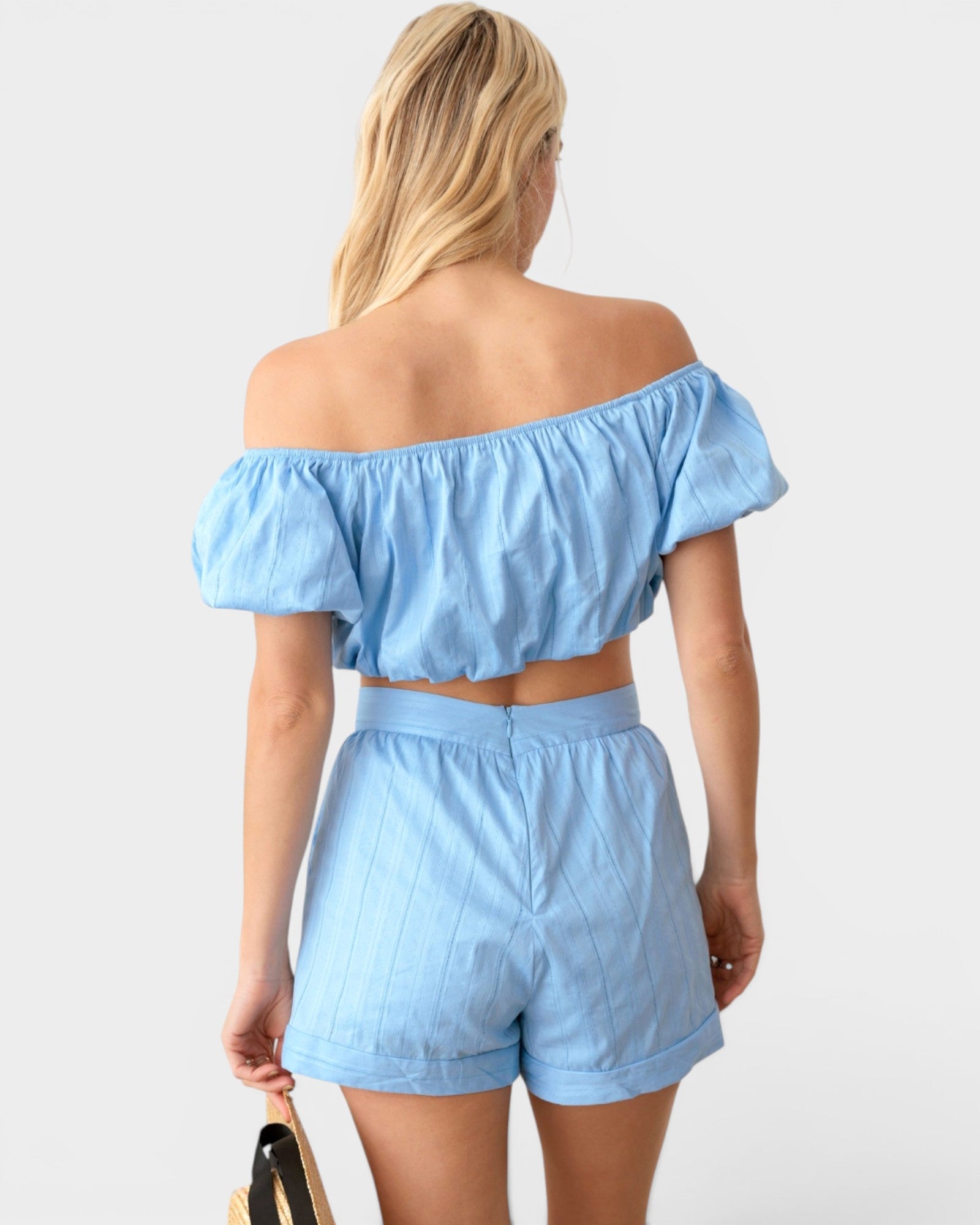 Conjunto de top corto con hombros descubiertos y pantalones cortos de cintura alta en azul claro
