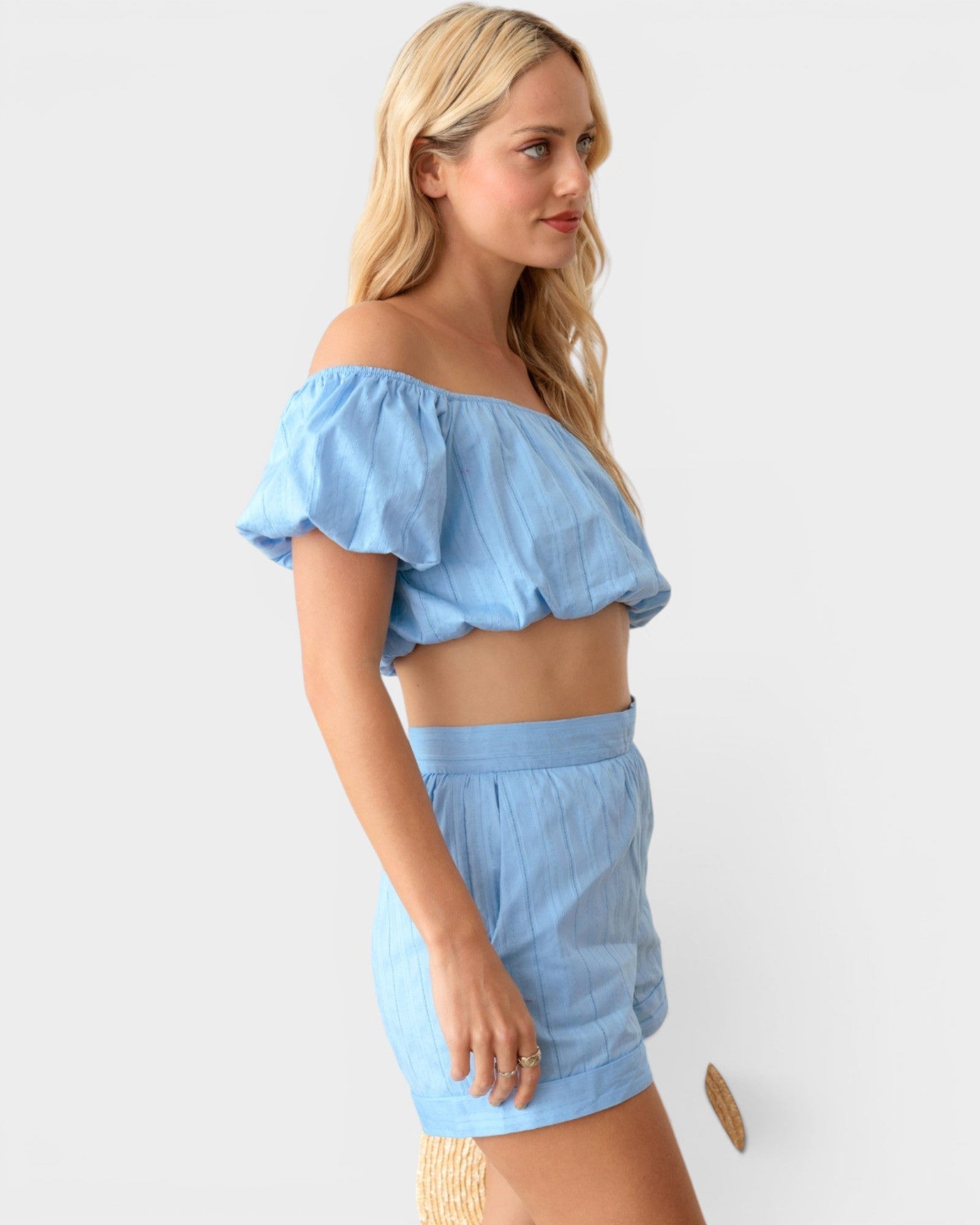 Conjunto de top corto con hombros descubiertos y pantalones cortos de cintura alta en azul claro