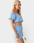 Conjunto de top corto con hombros descubiertos y pantalones cortos de cintura alta en azul claro