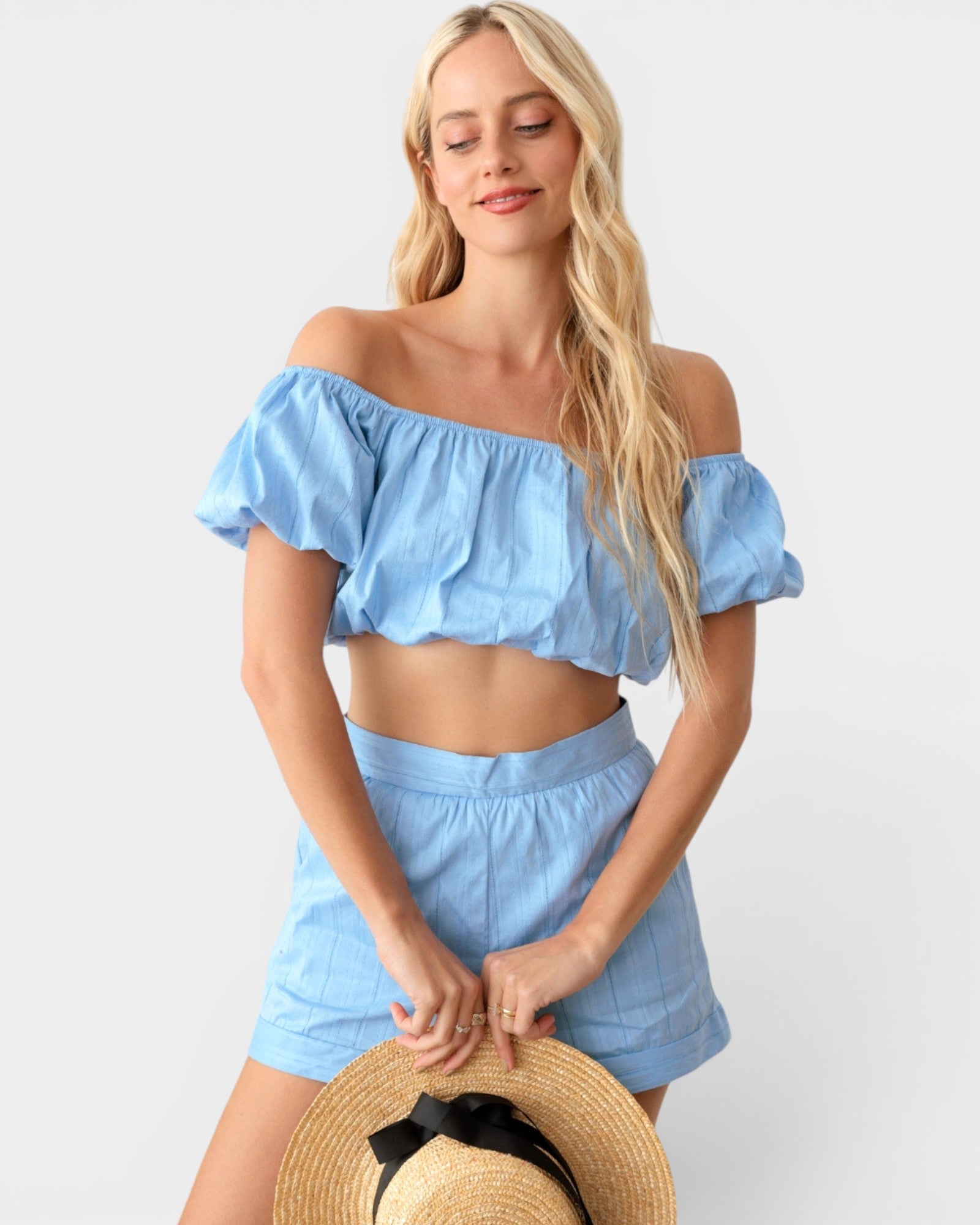 Conjunto de top corto con hombros descubiertos y pantalones cortos de cintura alta en azul claro