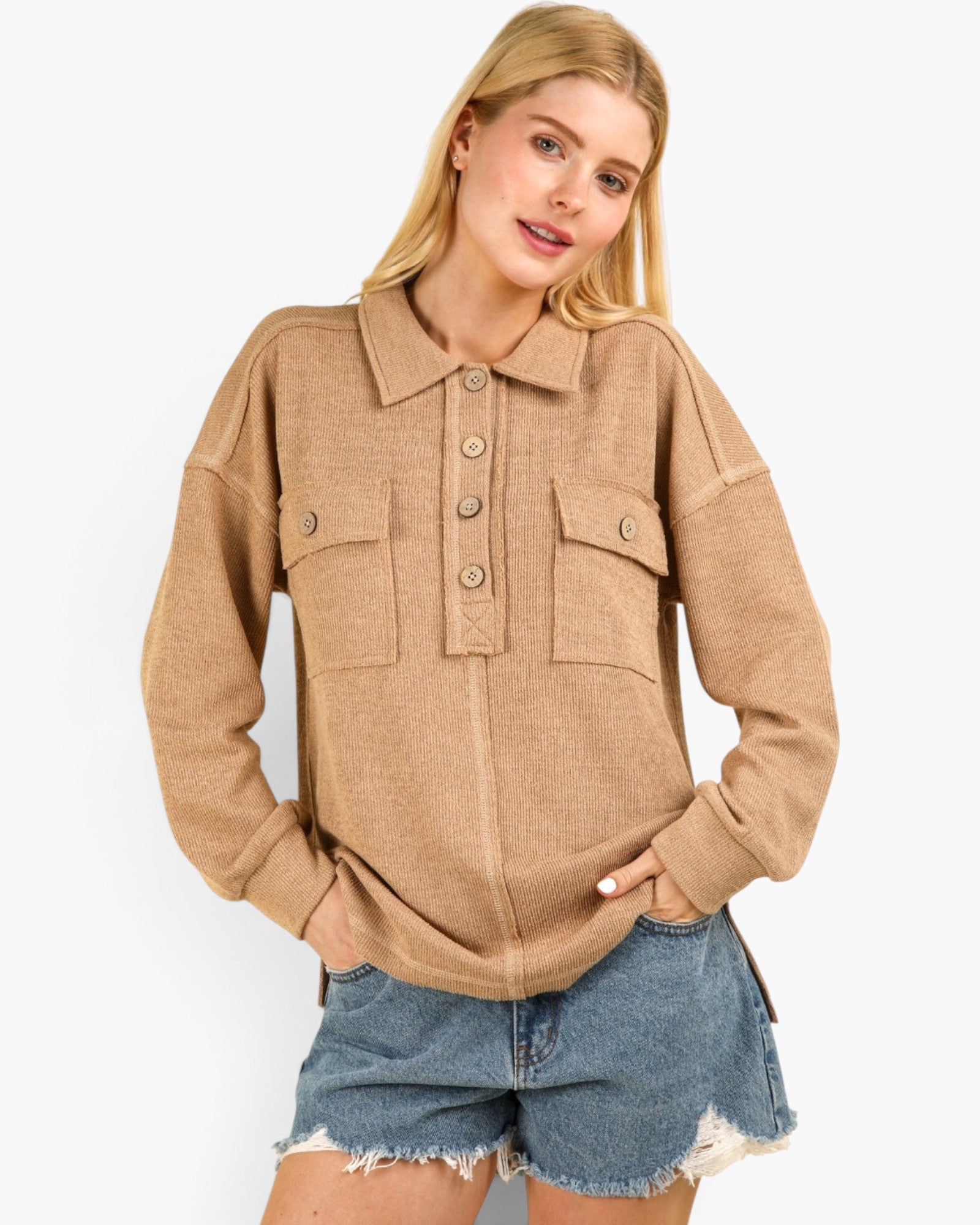 Blusa de punto con cuello y medio botón en color topo