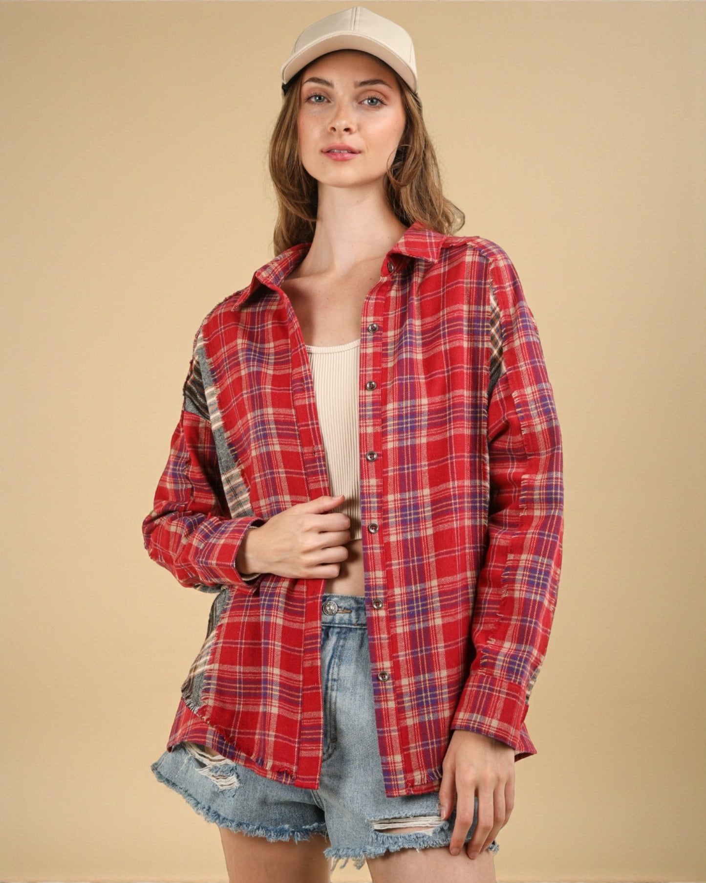 Chemise à carreaux contrastés rouges avec coutures brutes