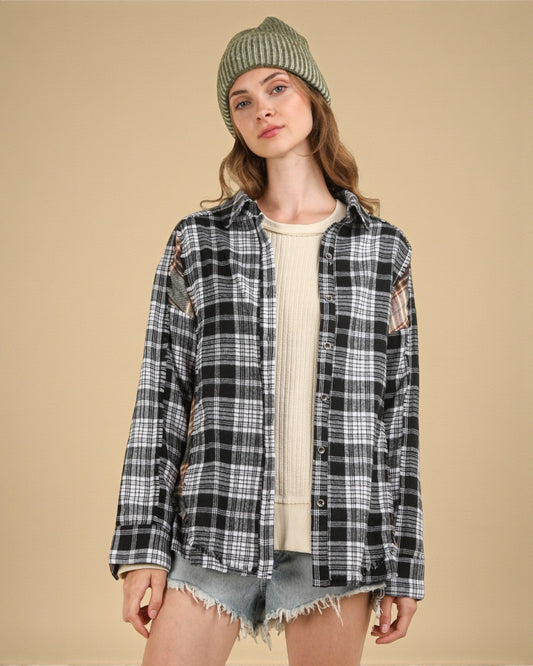 Chemise à carreaux contrastés noirs avec coutures brutes