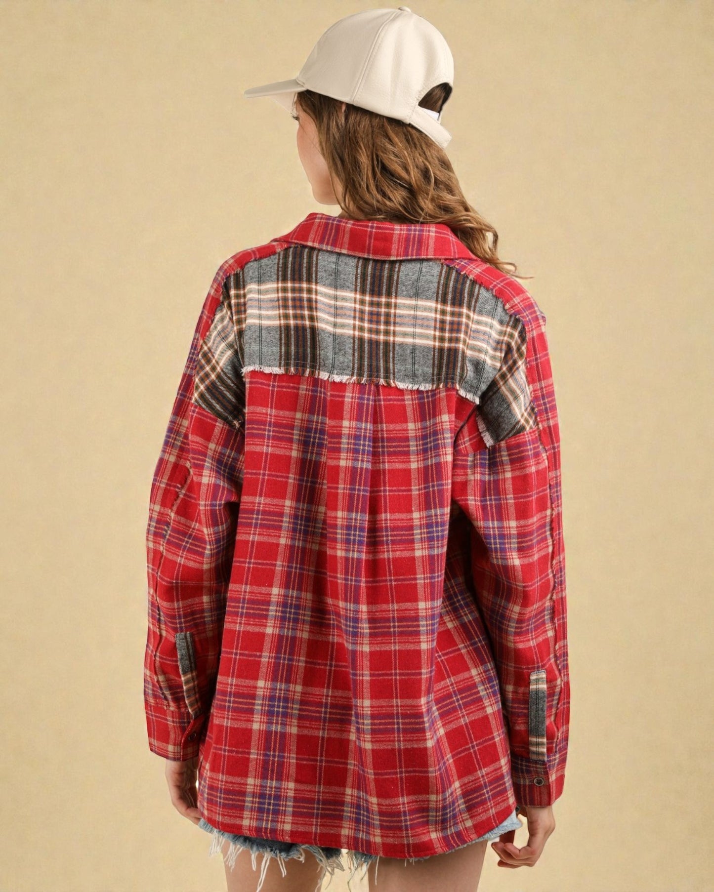 Chemise à carreaux contrastés rouges avec coutures brutes