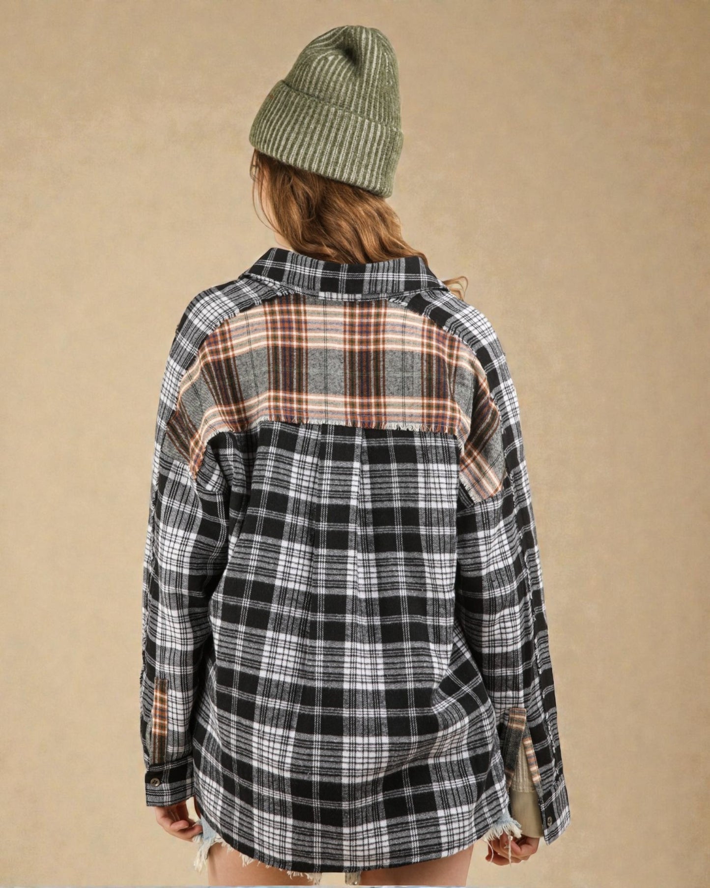 Chemise à carreaux contrastés noirs avec coutures brutes