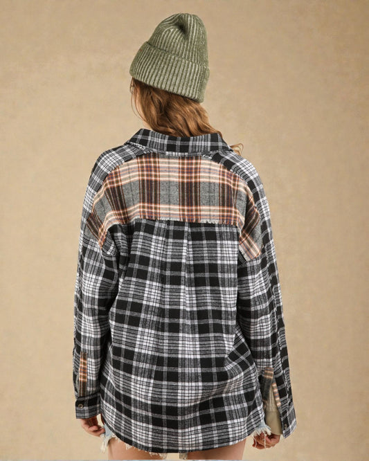 Chemise à carreaux contrastés noirs avec coutures brutes