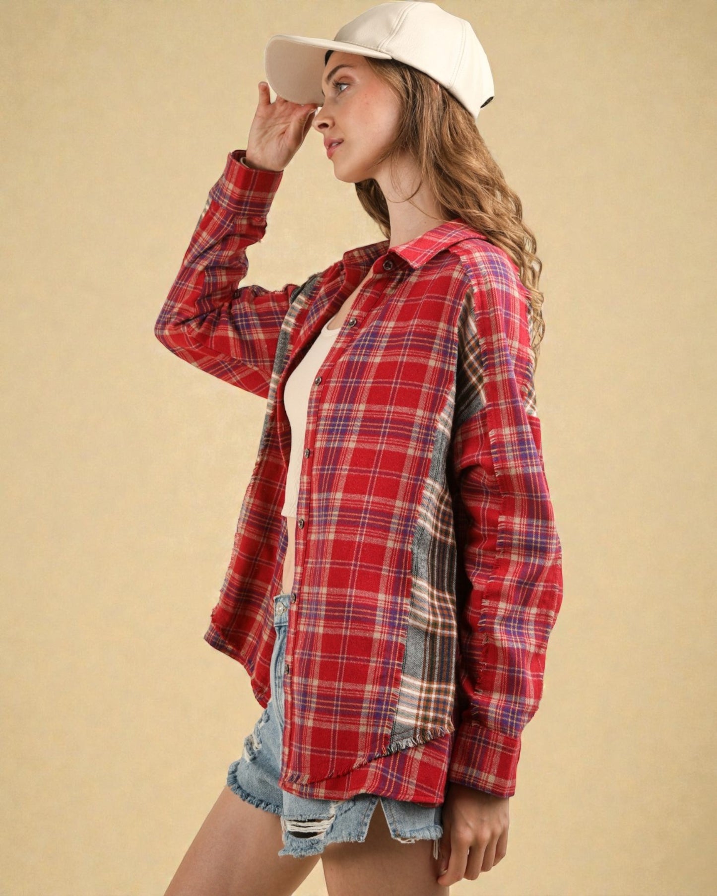 Chemise à carreaux contrastés rouges avec coutures brutes