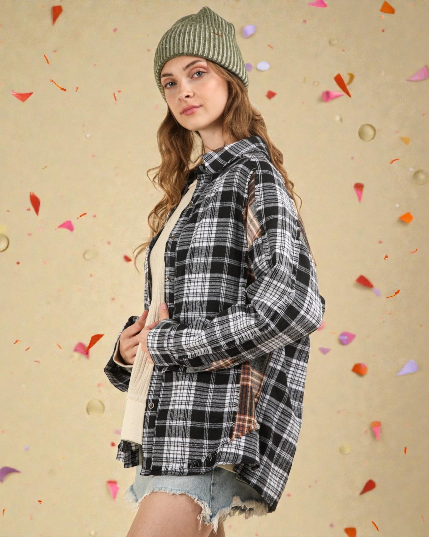 Chemise à carreaux contrastés noirs avec coutures brutes