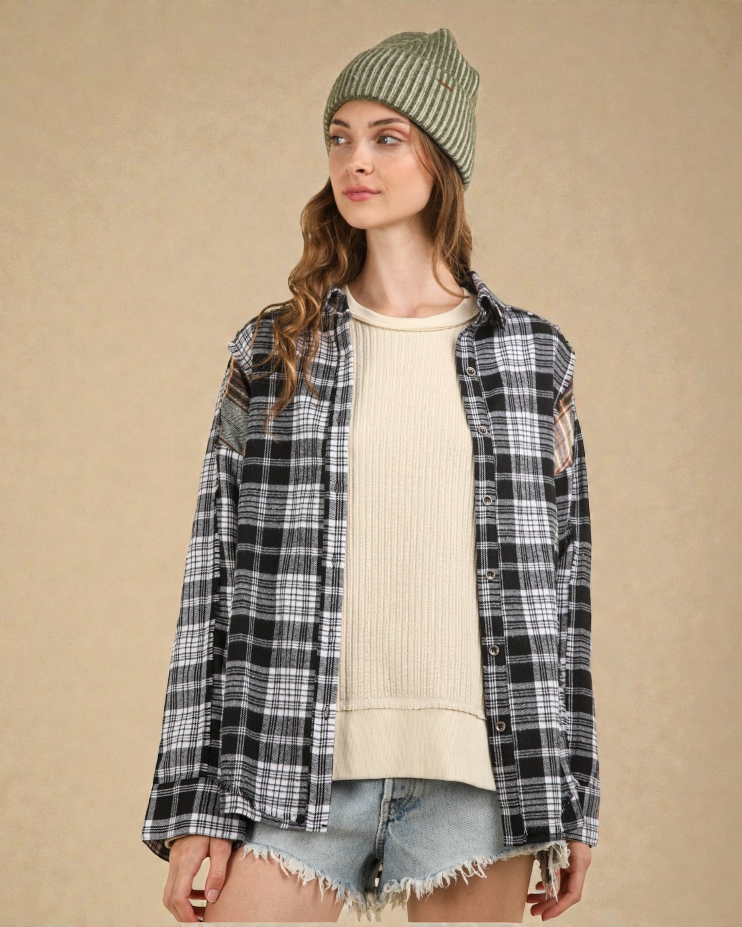 Chemise à carreaux contrastés noirs avec coutures brutes