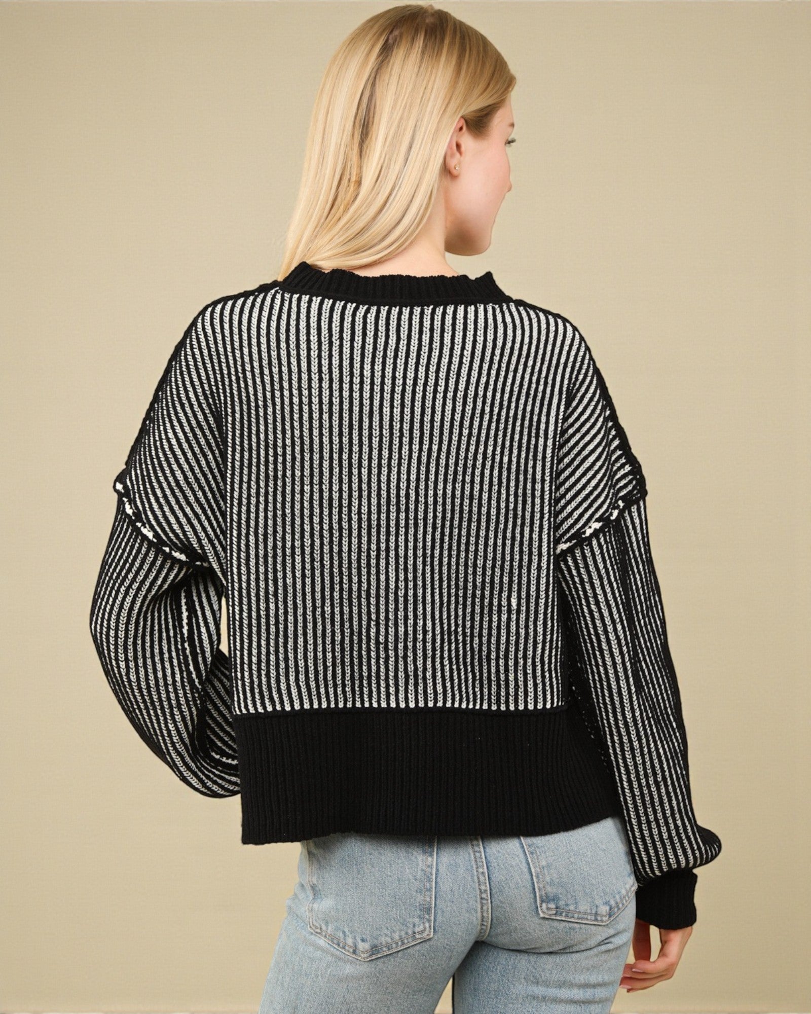Pull court rayé noir à coutures apparentes