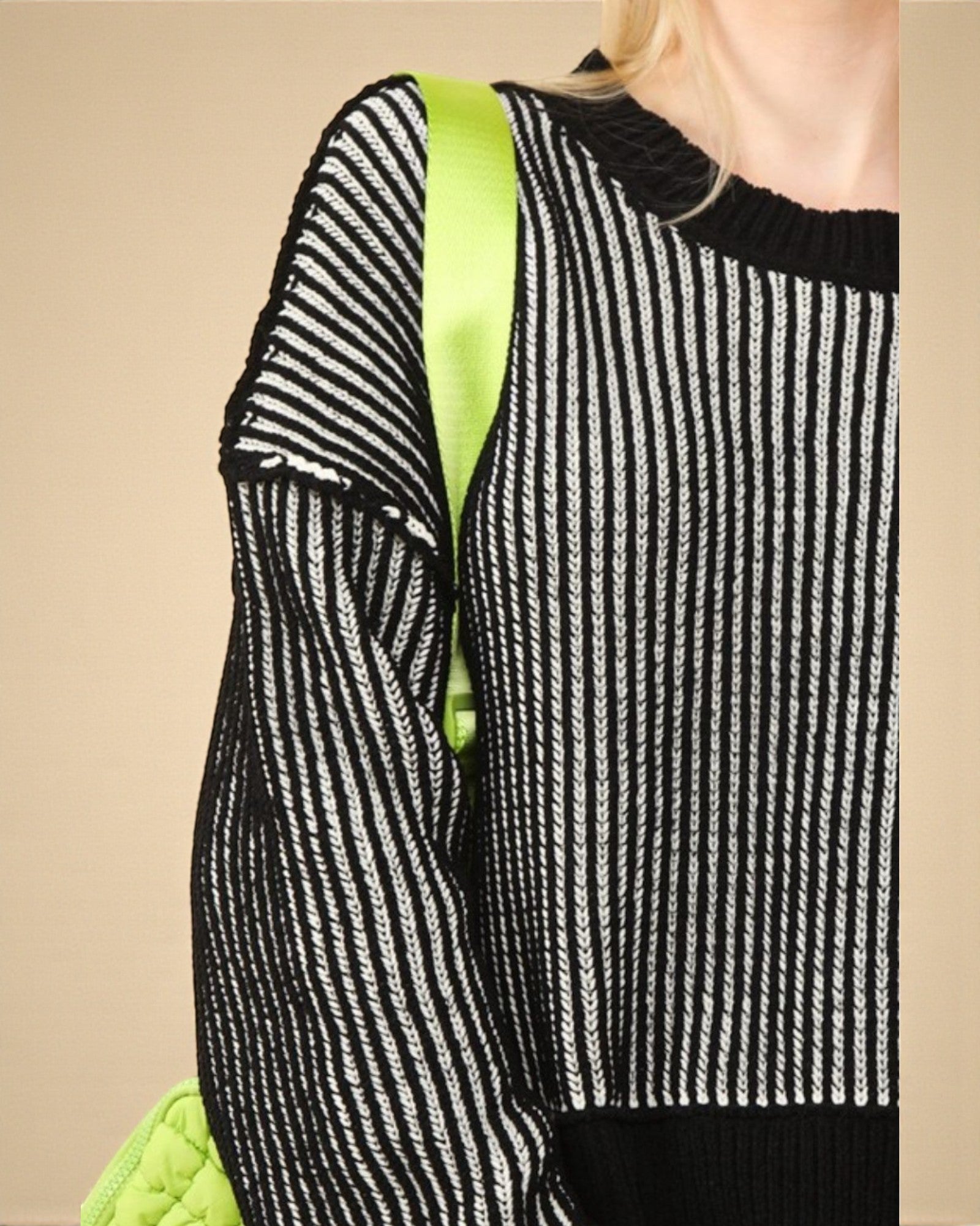 Pull court rayé noir à coutures apparentes