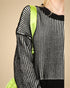 Pull court rayé noir à coutures apparentes