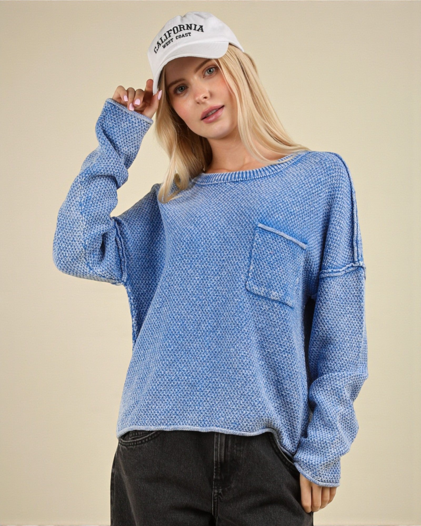 Pull bleu délavé à coutures apparentes