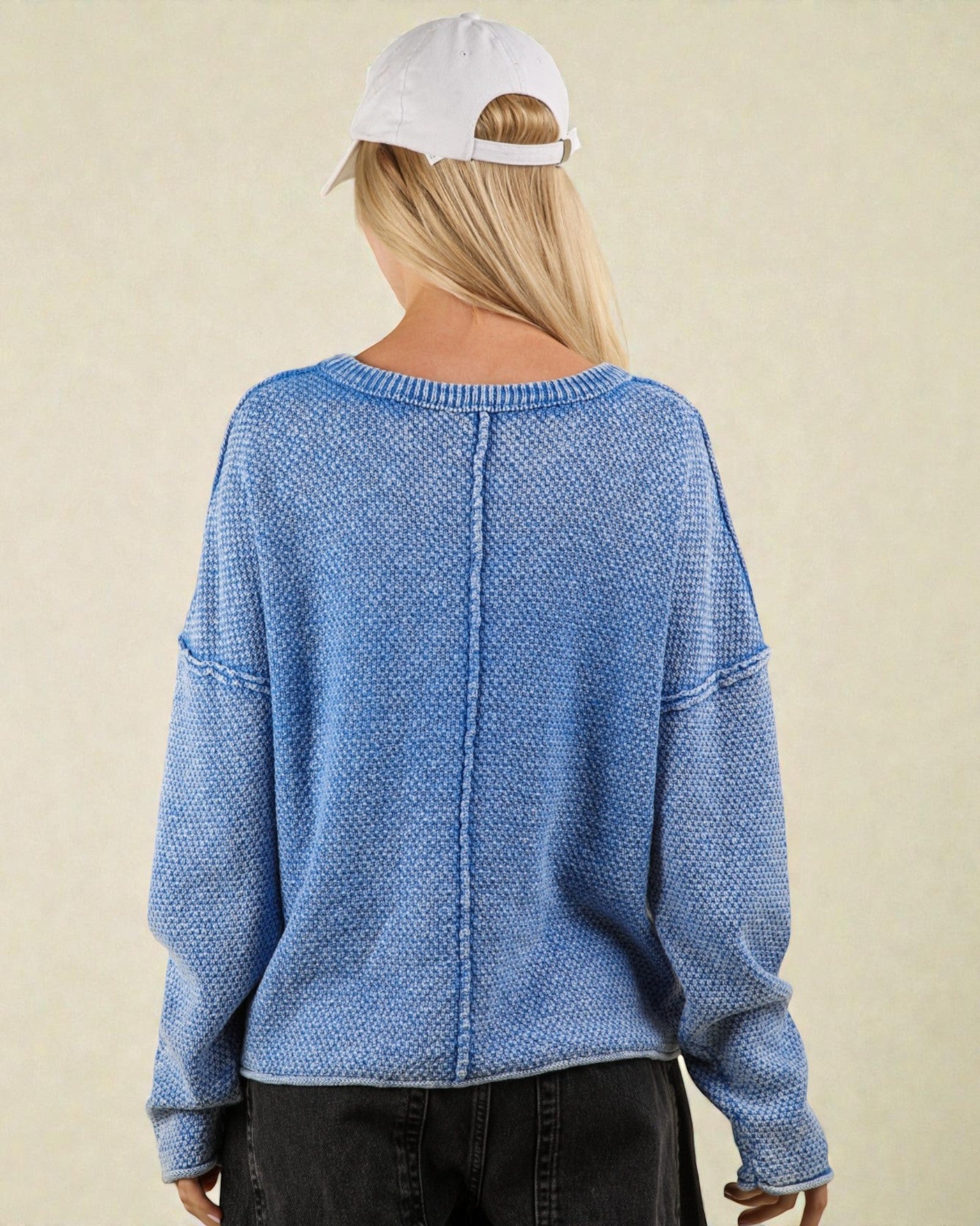 Pull bleu délavé à coutures apparentes