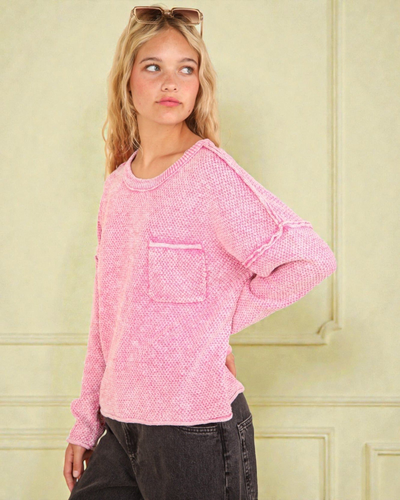 Pull rose délavé à coutures apparentes