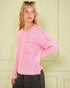 Pull rose délavé à coutures apparentes