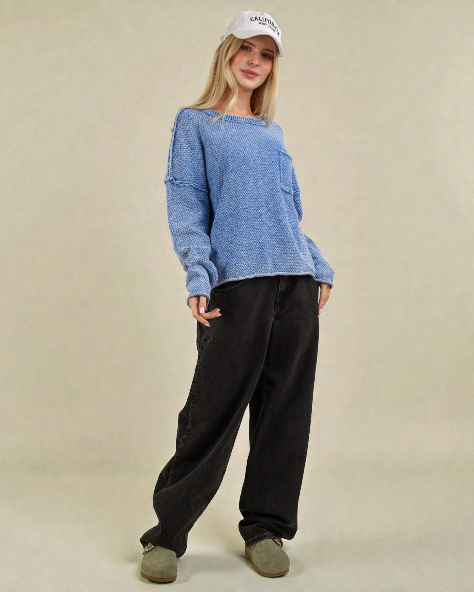 Pull bleu délavé à coutures apparentes