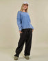 Pull bleu délavé à coutures apparentes