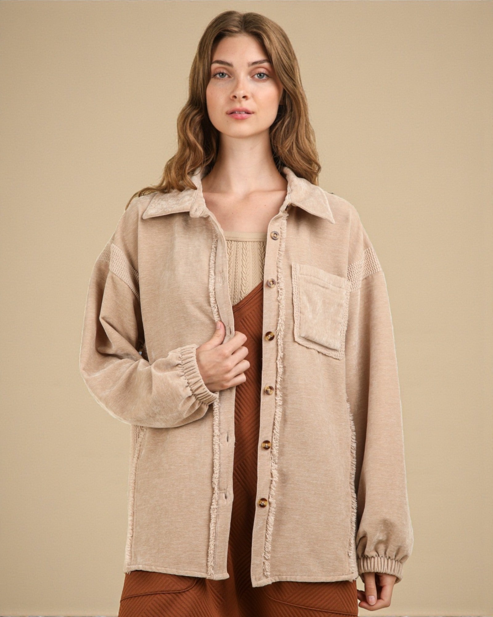 Veste boutonnée à ourlet brut en technique mixte en taupe