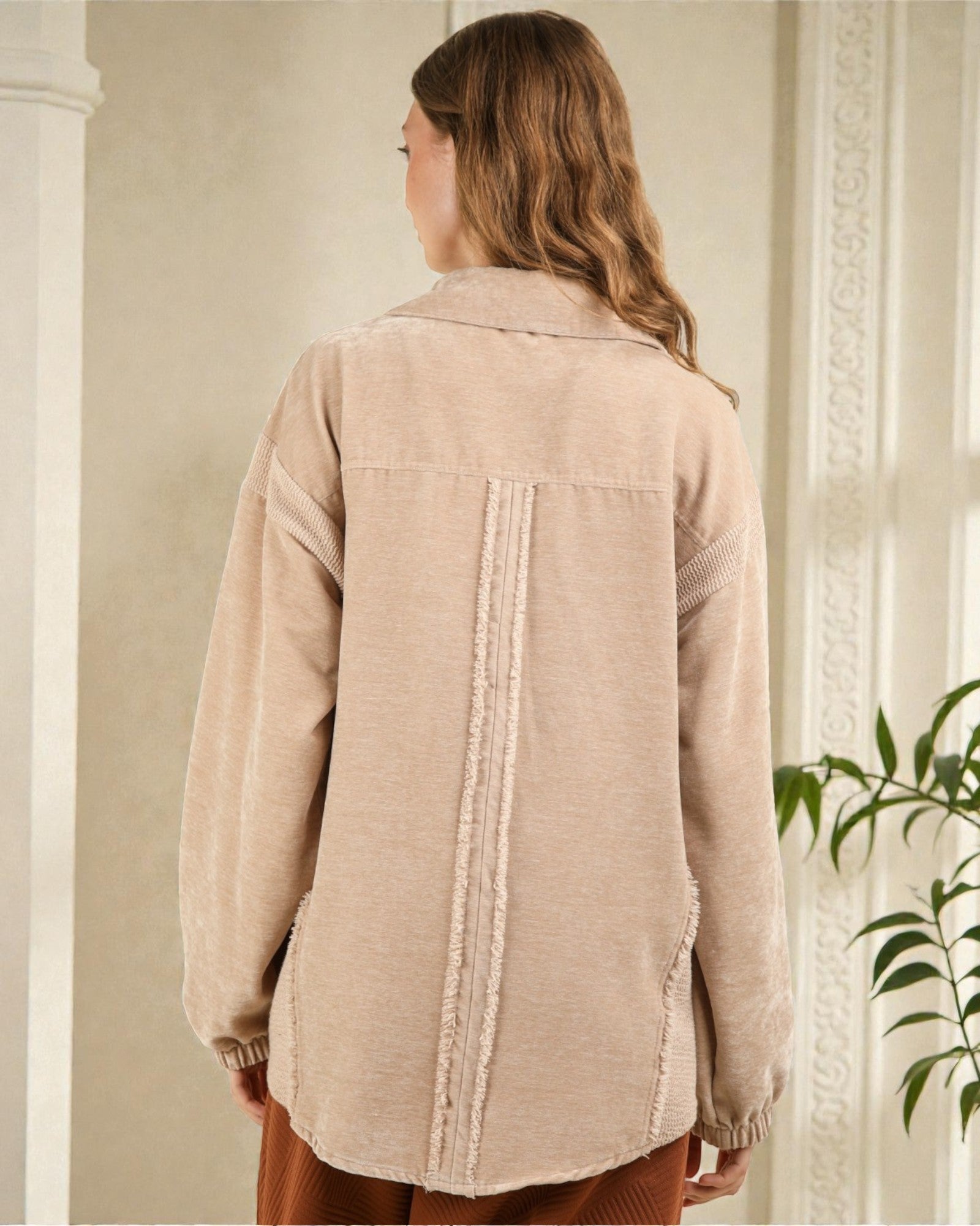Veste boutonnée à ourlet brut en technique mixte en taupe