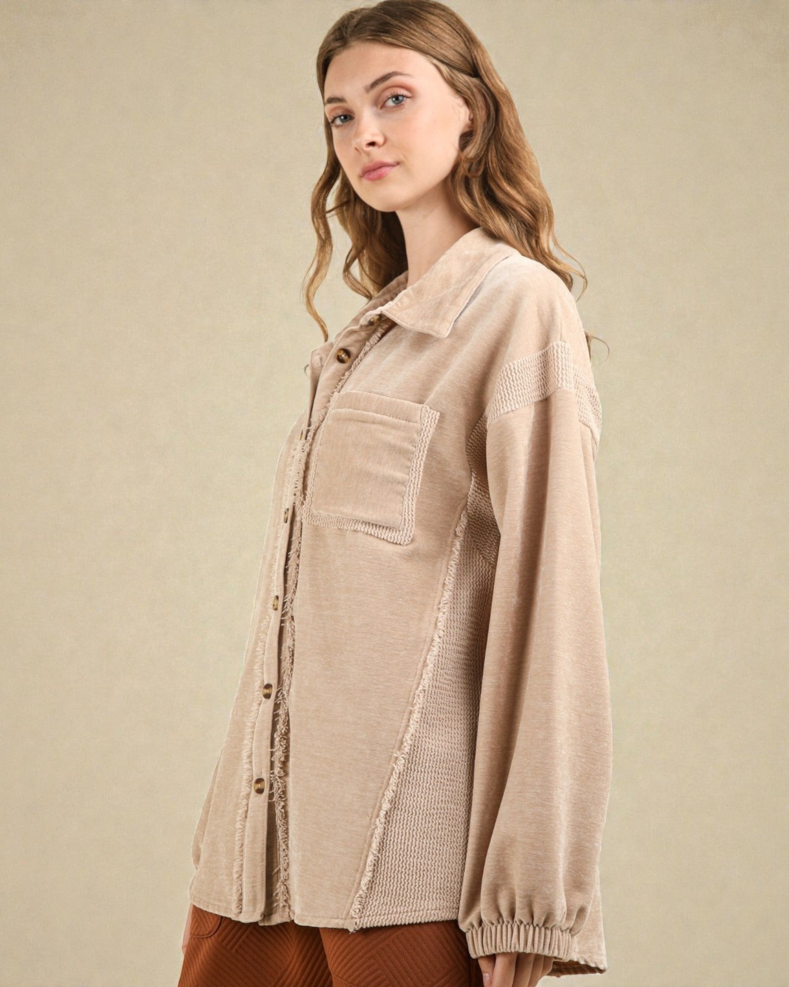 Veste boutonnée à ourlet brut en technique mixte en taupe
