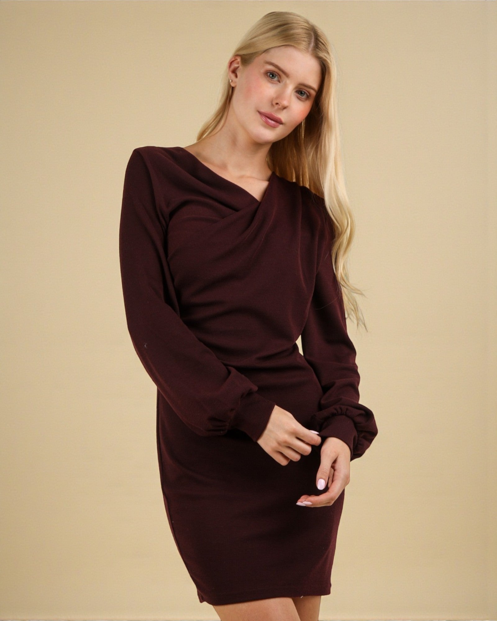 Robe courte moulante à détails portefeuille couleur bordeaux