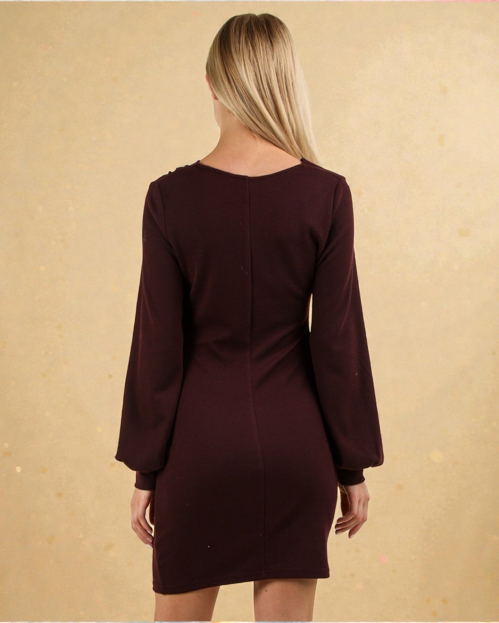 Robe courte moulante à détails portefeuille couleur bordeaux