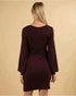 Robe courte moulante à détails portefeuille couleur bordeaux