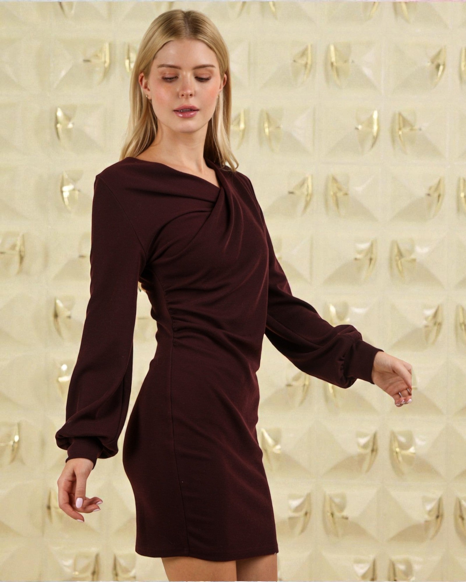 Robe courte moulante à détails portefeuille couleur bordeaux