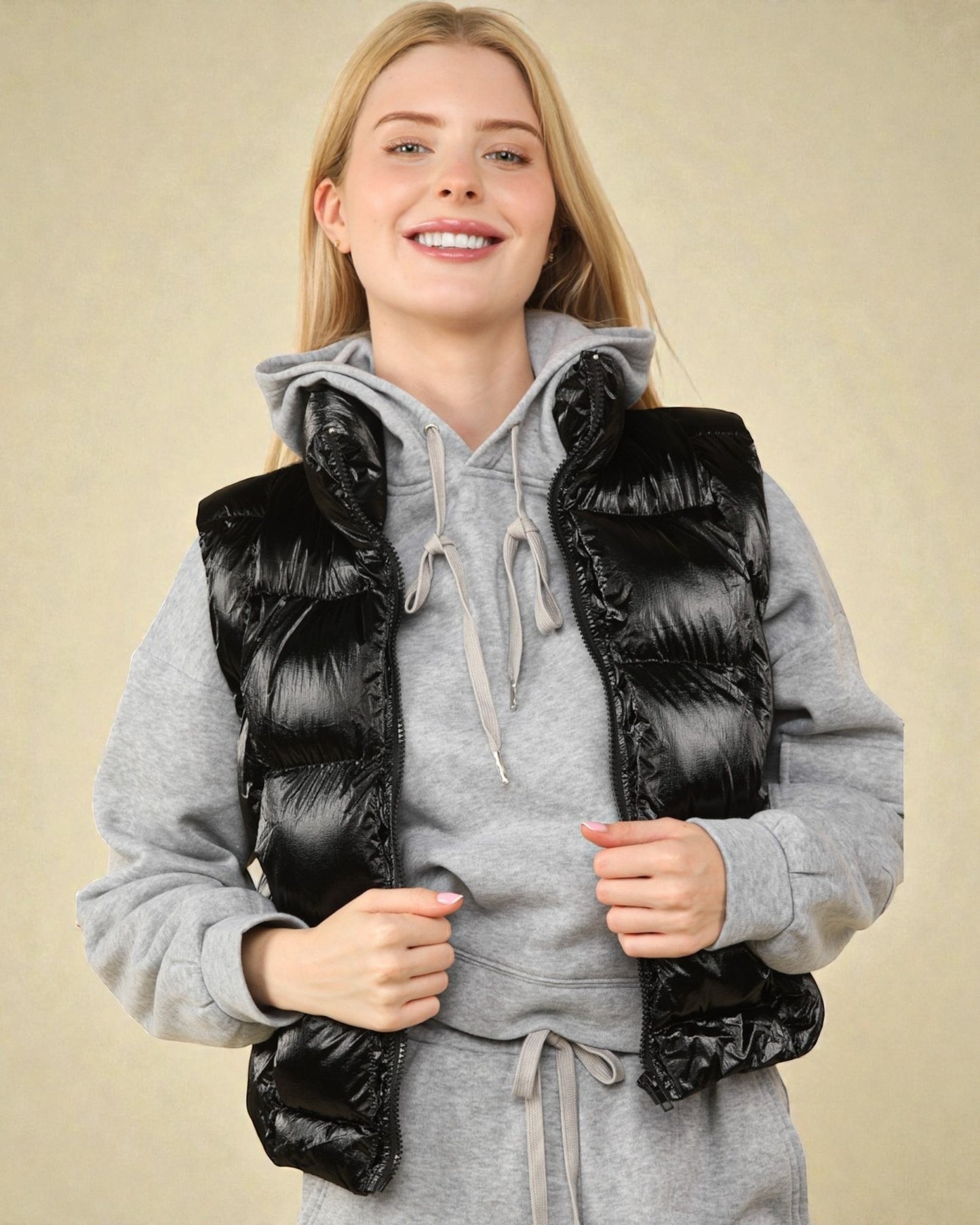 Chaleco acolchado con cremallera y acabado metalizado brillante en color negro