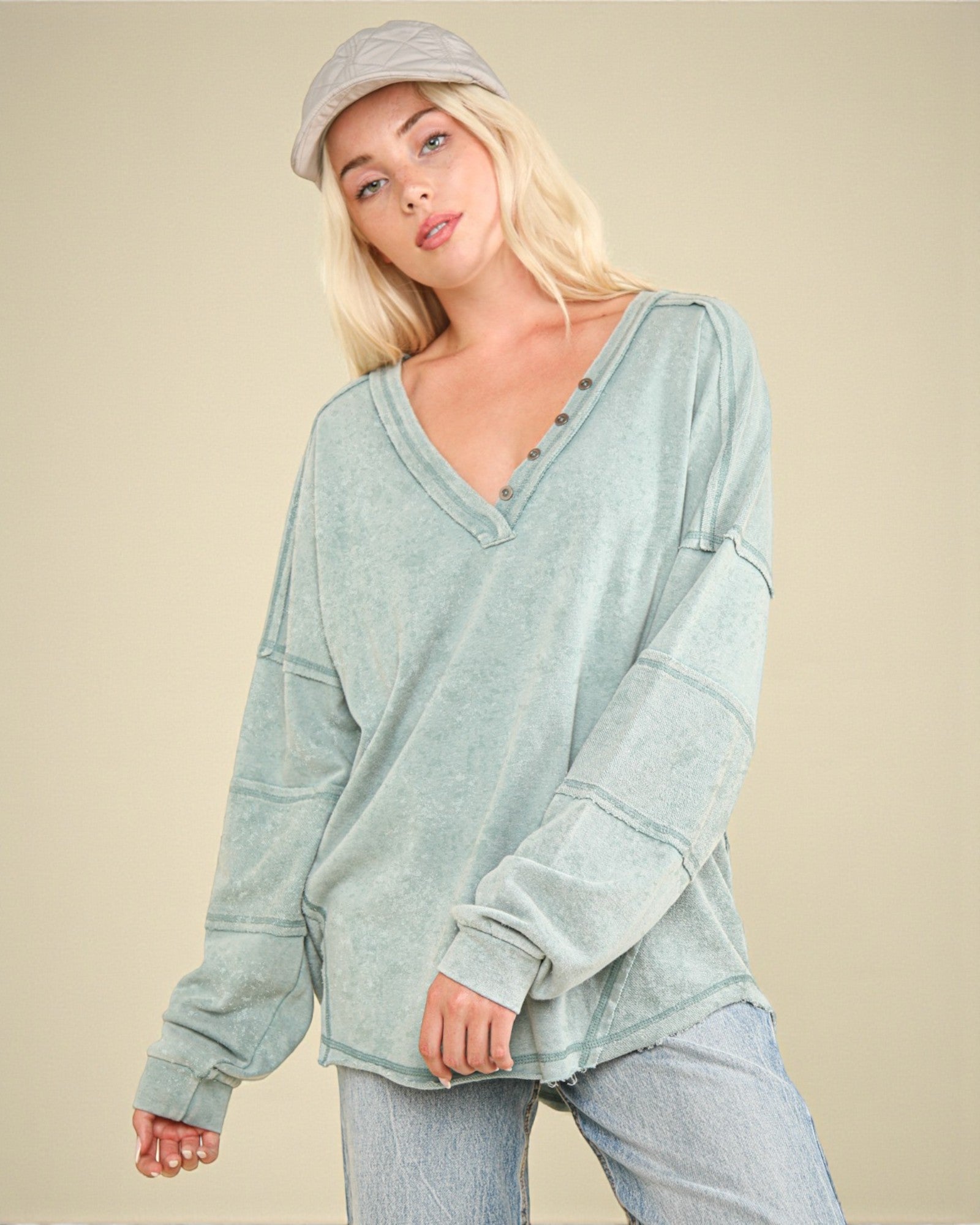 Haut en tricot délavé à col en V et coutures apparentes en sauge