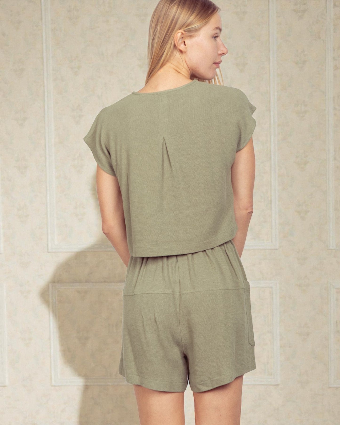 Conjunto de top corto de tejido y pantalones cortos con cordón en color salvia