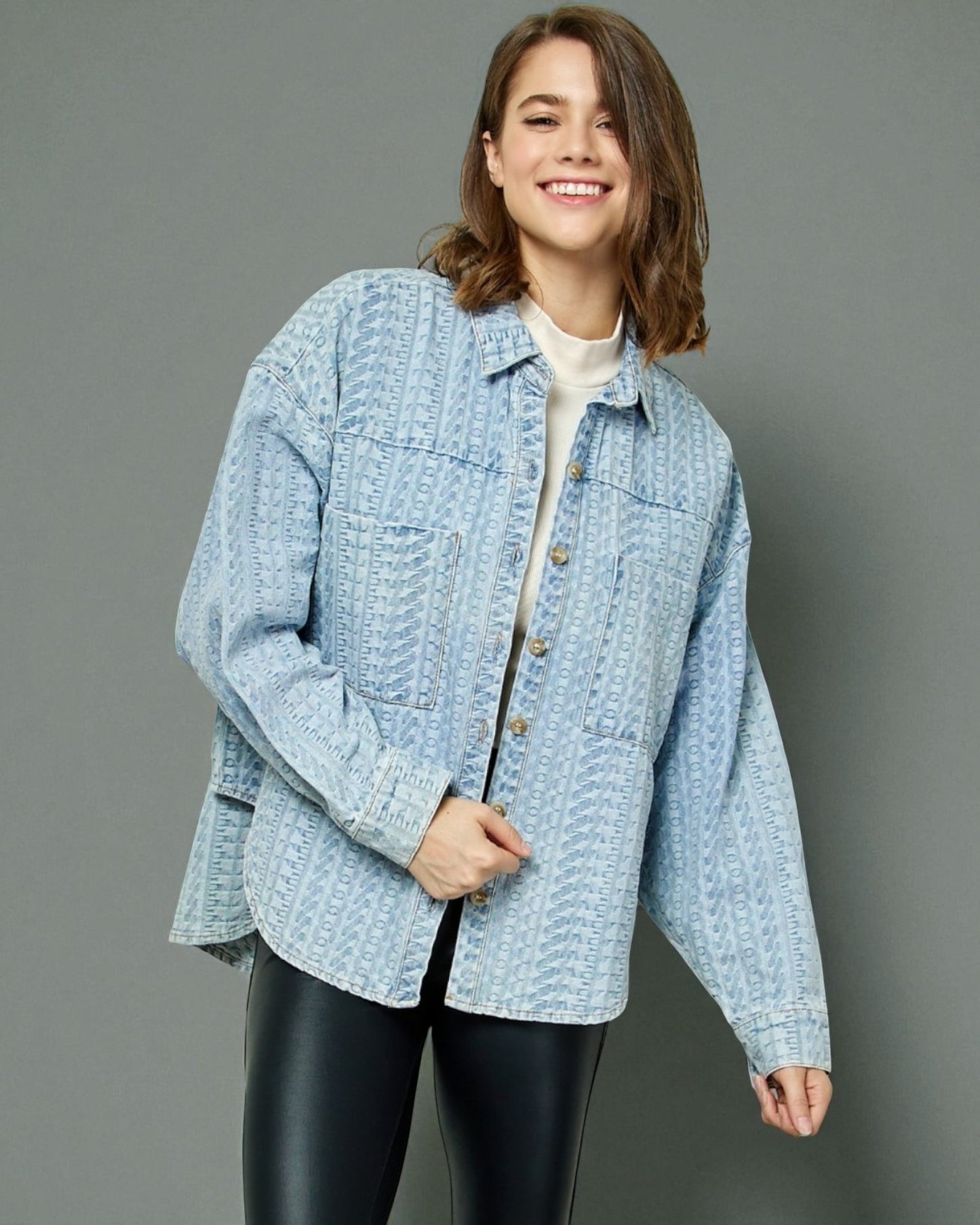 Top denim con hombros caídos y botones con lavado claro