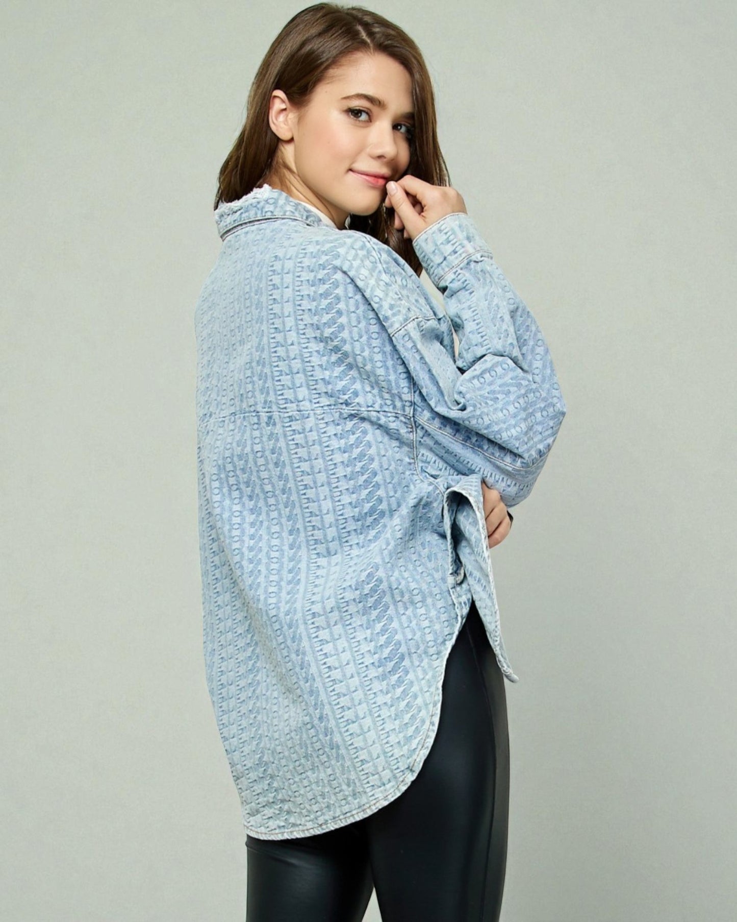 Top denim con hombros caídos y botones con lavado claro