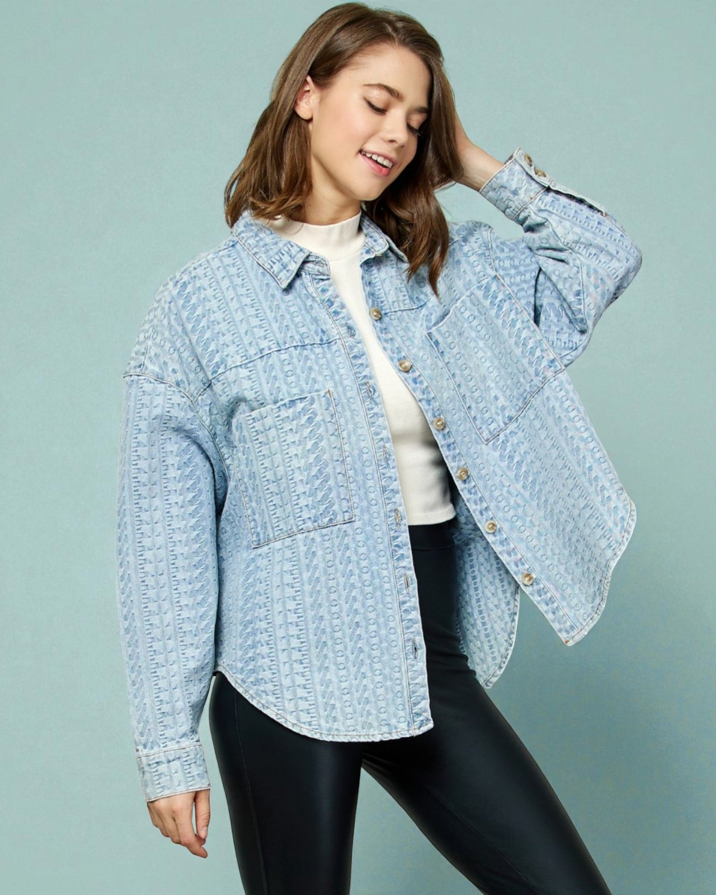 Top denim con hombros caídos y botones con lavado claro